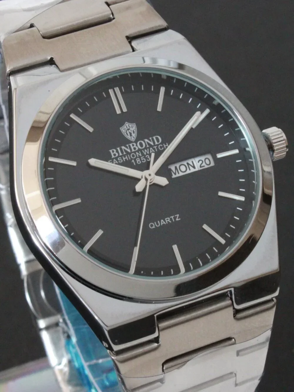 Men's Integrated Bracelet Sports Watch Stainless Steel Black Dial Quartz 40mm